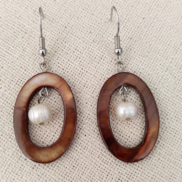 Polished shell and pearl earrings - Picture 5 of 7